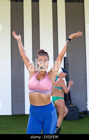 Kemer, Turquie, 29 septembre 2023 - Grand groupe de femmes faisant du fitness dans les bottes KANGOO JUMPS à l'extérieur. Éditorial. Banque D'Images