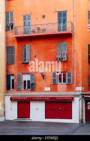 Nice, France - 12 novembre 2023 : maisons et rues de la vieille ville de Nice Banque D'Images