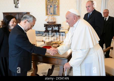 Vatican, Vatican. 10 mai 2024. **NON LIBRI** Italie, Rome, Vatican, 2024/5/10. Papa Francesco reçoit en audience privée Mr. Minoru Harada, président de la Fondation Soka Gakkai au Vatican photographie par les médias du Vatican /Catholic Press photo s. RESTREINTE À UN USAGE ÉDITORIAL - PAS DE MARKETING - PAS DE CAMPAGNES PUBLICITAIRES. Crédit : Agence photo indépendante/Alamy Live News Banque D'Images