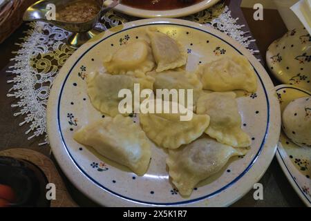 Plat traditionnel avec boulettes servies dans une taverne, Varsovie, Pologne, Europe Copyright : bestravelvideo 1278-373 Banque D'Images