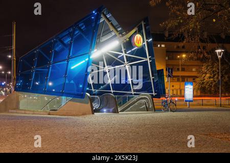 Un design moderne illuminé une entrée de métro vide avec logo la nuit à Varsovie, Pologne, Europe Copyright : bestravelvideo 1278-375 Banque D'Images