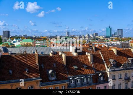 Vue panoramique de la ville avec des maisons traditionnelles en tuiles de faible hauteur et des gratte-ciel modernes sous un ciel bleu avec des nuages, Varsovie, Pologne, Europe Banque D'Images