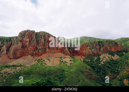 Les montagnes rouges de Vayots Dzor au monastère de Noravank, Arménie Hayastan, Caucase, Asie centrale Copyright : LucaxAbbate 1351-280 Banque D'Images