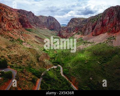 Monastère de Noravank et les montagnes rouges de Vayots Dzor, Arménie Hayastan, Caucase, Asie centrale Copyright : LucaxAbbate 1351-278 Banque D'Images