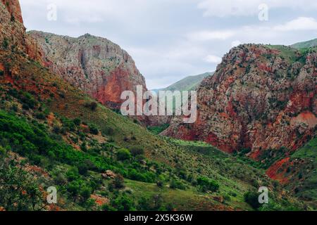 Les montagnes rouges de Vayots Dzor au monastère de Noravank, Arménie Hayastan, Caucase, Asie centrale Copyright : LucaxAbbate 1351-289 Banque D'Images