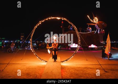 Scène nocturne animée avec art et musique au Desert Festival Banque D'Images