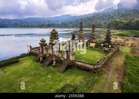 Prise de vue aérienne du temple d'eau Ulun Danu Tamblingan, Munduk, Bali, Indonésie, Asie du Sud-est, Asie Copyright : PaoloxGraziosi 1361-419 Banque D'Images