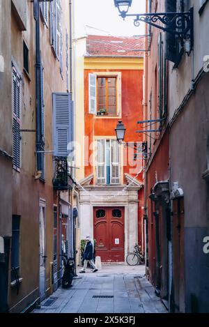 Nice, France - 12 novembre 2023 : maisons et rues de la vieille ville de Nice Banque D'Images