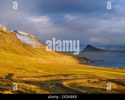 Paysage près de Melar dans l'Arneshreppur à la baie Trekyllisvik. Le Strandir dans les fjords de l'Ouest (Vestfirdir) en Islande pendant l'automne. Banque D'Images