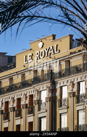 Nice, France - 12 novembre 2023 : façade du célèbre hôtel historique le Royal à Nice sur la Promenade des Anglais. Banque D'Images