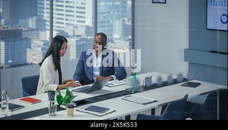 Dans diverse Modern Office : réunion d'affaires de PDG femme et homme Directeur exécutif parler. Hommes d'affaires souriants réussis travaillant sur le projet e-commerce. Négociation, planification, signature du contrat Banque D'Images