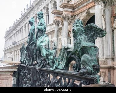 Italie, Venise. Figures de bronze sur la porte Loggetta du Campanile San Marco, clocher de la place des Marks. Banque D'Images