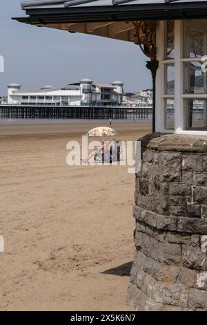 Weston-super-Mare, Royaume-Uni. 10 mai 2024. Les gens profitent d'une journée chaude sur la plage de Weston-super-Mare. Crédit : JMF News/Alamy Live News Banque D'Images