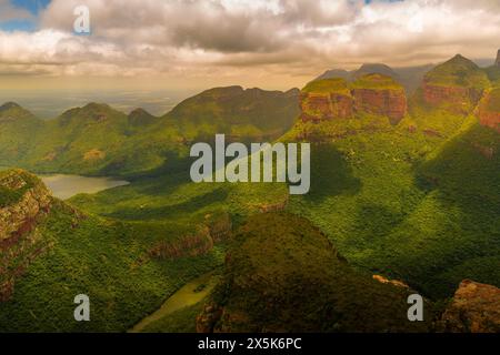 Vue du ciel sombre au-dessus des trois Rondavels dans le canyon de Blyde River, province de Mpumalanga, Afrique du Sud, Afrique Copyright : FrankxFell 844-33153 Banque D'Images