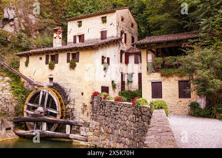 Italie. Moulin à grains, Molinetto della Croda Grist mill. (usage éditorial uniquement) Banque D'Images