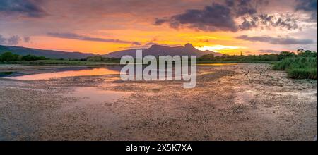 Vue du lac Jet et de la montagne Ubombo depuis Ghost Mountain Inn au lever du soleil, Mkuze, province du KwaZulu-Natal, Afrique du Sud, Afrique Copyright : FrankxFell 844 Banque D'Images