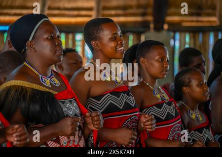 Vue d'une performance musicale et de danse swazie, Mantenga Cultural Village, un village traditionnel d'Eswatini, Malkerns, Eswatini, Afrique Copyright : Frankx Banque D'Images