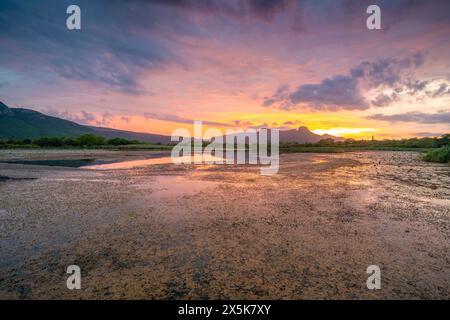 Vue du lac Jet et de la montagne Ubombo depuis Ghost Mountain Inn au lever du soleil, Mkuze, province du KwaZulu-Natal, Afrique du Sud, Afrique Copyright : FrankxFell 844 Banque D'Images