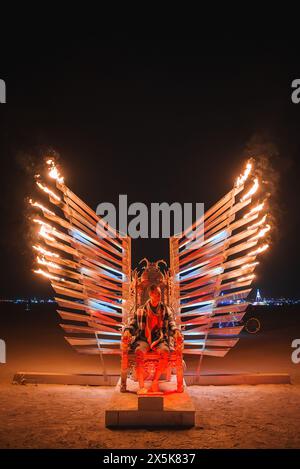 Scène nocturne du festival du désert avec installation artistique fougueuse Banque D'Images