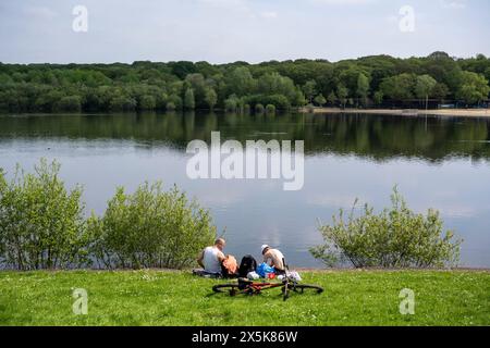 Londres, Royaume-Uni. 10 mai 2024. Météo britannique – les gens bronzent à Ruislip Lido dans le nord-ouest de Londres où les températures devraient monter à 24C. La prévision est le tonnerre et de fortes pluies après le week-end. Credit : Stephen Chung / Alamy Live News Banque D'Images