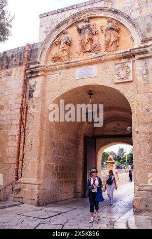 Rabat, Mdina, Malte. Les touristes entrent dans la vieille ville de Mdina par la ville fortifiée. (Usage éditorial uniquement) Banque D'Images