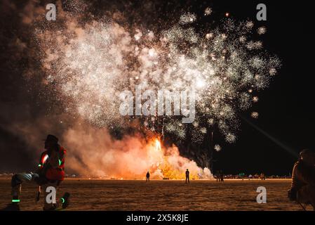 Scène nocturne fougueuse musique et festival d'art Desert explosion Banque D'Images