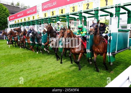 Coureurs et coureurs sortent des stands du CAA Stellar Earl Grosvenor handicap lors du Boodles May Festival Chester Cup Day à Chester Racecourse. Date de la photo : vendredi 10 mai 2024. Banque D'Images