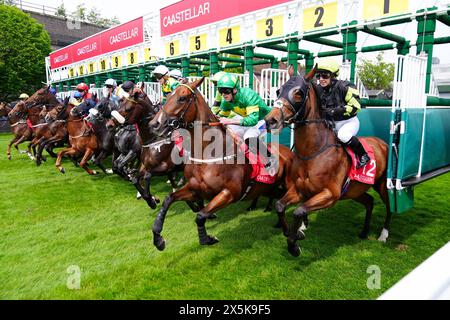 Coureurs et coureurs sortent des stands du CAA Stellar Earl Grosvenor handicap lors du Boodles May Festival Chester Cup Day à Chester Racecourse. Date de la photo : vendredi 10 mai 2024. Banque D'Images