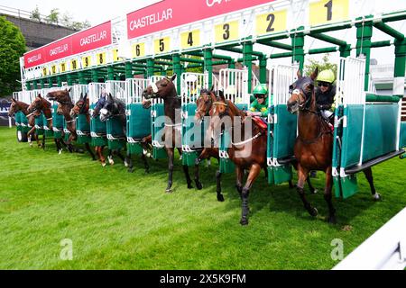 Coureurs et coureurs sortent des stands du CAA Stellar Earl Grosvenor handicap lors du Boodles May Festival Chester Cup Day à Chester Racecourse. Date de la photo : vendredi 10 mai 2024. Banque D'Images