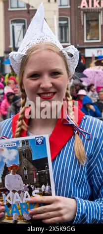 Pays-Bas, Hollande du Nord, Alkmaar. Cheese girl, kaasmeisje, en costume traditionnel au marché du fromage. (Usage éditorial uniquement) Banque D'Images