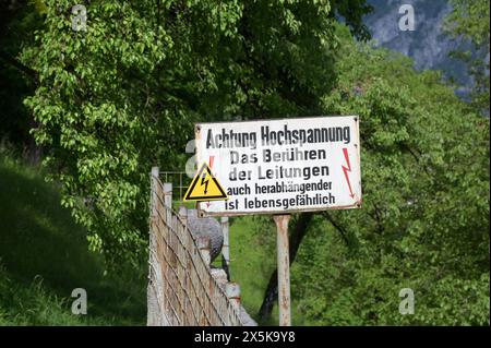 Spaziergang durch den Ort Traunkirchen am Traunsee im oberösterreichischen Salzkammergut, AM 09.05.2024. DAS Bild zeigt eine Warnschild, dafür dass Leitungen in der Nähe des Schildes Strom führen und das berühren dieser Leitungen Hochspannungsleitungen lebensgefährlich ist. 2024 - Spaziergang durch den Ort Traunkirchen am Traunsee im oberösterreichischen Salzkammergut, AM 09.05.2024. *** Promenez-vous dans le village de Traunkirchen am Traunsee dans le Salzkammergut de haute-Autriche, le 09 05 2024 la photo montre un panneau d'avertissement que les lignes près du panneau transportent de l'électricité et que celles qui touchent ces lignes Banque D'Images