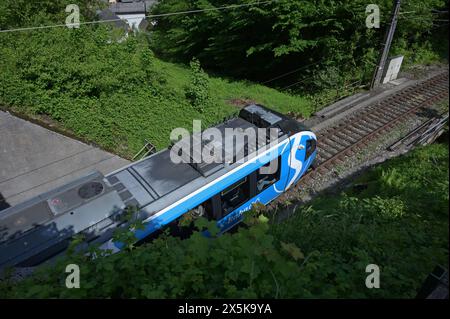 Spaziergang durch den Ort Traunkirchen am Traunsee im oberösterreichischen Salzkammergut, AM 09.05.2024. DAS Bild zeigt einen fahrenden Zug in der Nähe des Bahnhofs Traunkirchen 2024 - Spaziergang durch den Ort Traunkirchen am Traunsee im oberösterreichischen Salzkammergut, AM 09.05.2024. *** Promenade dans le village de Traunkirchen am Traunsee dans le Salzkammergut de haute-Autriche, le 09 05 2024 la photo montre un train en mouvement près du Bahnhof Traunkirchen 2024 promenade dans le village de Traunkirchen am Traunsee dans le Salzkammergut de haute-Autriche, le 09 05 2024 Banque D'Images