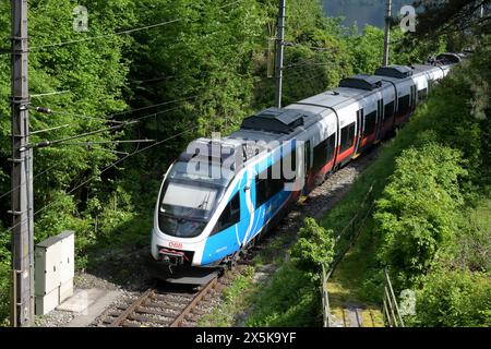 Spaziergang durch den Ort Traunkirchen am Traunsee im oberösterreichischen Salzkammergut, AM 09.05.2024. DAS Bild zeigt einen fahrenden Zug in der Nähe des Bahnhofs Traunkirchen 2024 - Spaziergang durch den Ort Traunkirchen am Traunsee im oberösterreichischen Salzkammergut, AM 09.05.2024. *** Promenade dans le village de Traunkirchen am Traunsee dans le Salzkammergut de haute-Autriche, le 09 05 2024 la photo montre un train en mouvement près du Bahnhof Traunkirchen 2024 promenade dans le village de Traunkirchen am Traunsee dans le Salzkammergut de haute-Autriche, le 09 05 2024 Banque D'Images