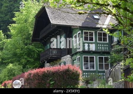 Spaziergang durch den Ort Traunkirchen am Traunsee im oberösterreichischen Salzkammergut, AM 09.05.2024. DAS Bild zeigt ein Haus im Salzkammergut Stil, in der Nähe des Ortes Traunkirchen 2024 - Spaziergang durch den Ort Traunkirchen am Traunsee im oberösterreichischen Salzkammergut, AM 09.05.2024. *** Promenade dans le village de Traunkirchen am Traunsee dans le Salzkammergut de haute-Autriche, le 09 05 2024 la photo montre une maison dans le style Salzkammergut, près du village de Traunkirchen 2024 promenade dans le village de Traunkirchen am Traunsee dans le Salzkammergut de haute-Autriche, le 09 05 2024 Banque D'Images