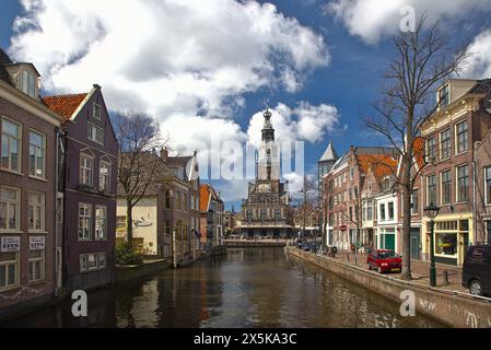 Le canal regardant vers la tour du bâtiment historique Waag, pesée-maison, un monument national historique. Banque D'Images