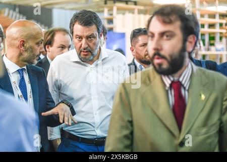 Torino, Italie. 10 mai 2024. Matteo Salvini arriva alla 36esima edizione del Salone del Libro a Torino, Italia - Cronaca - Venerdi 10 Maggio 2024 - ( photo Alberto Gandolfo/LaPresse ) Matteo Salvini arrive à la 36ème édition de la Foire du livre à Turin, Italie - vendredi 4 mai 2024 - Actualités - ( photo Alberto Gandolfo/LaPresse ) crédit : LaPresse/Alamy Live News Banque D'Images