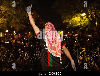 Washington, États-Unis. 09 mai 2024. Les étudiants de l'Université George Washington se préparent à affronter la police métropolitaine du district de Columbia le 9 mai 2024 à Washington, DC. La manifestation des étudiants qui a occupé le chantier naval de l'Université George Washington pendant deux semaines a été dégagée par les policiers avant l'aube du 8 mai, avec plus de 30 étudiants arrêtés. (Photo de Probal Rashid/Sipa USA) crédit : Sipa USA/Alamy Live News Banque D'Images