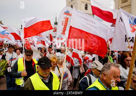 L'organisation de solidarité et les agriculteurs polonais protestent avec des drapeaux polonais et solidaire et des banderoles anti Green Deal sur la rue Przedmiescie de Cracovie près du château royal dans le centre de Varsovie, la capitale de la Pologne, le 10 mai 2024. La manifestation en Pologne s'inscrit dans le cadre de la protestation des agriculteurs européens contre les règlements du Green Deal de l'UE. Les agriculteurs polonais demandent également une modification de l'accord de l'UE avec l'Ukraine concernant l'importation de produits agricoles dans l'UE. La manifestation a rassemblé plus de 100 000 personnes. (Photo Dominika Zarzycka/Sipa USA) Banque D'Images