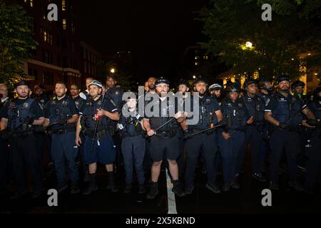 Washington, États-Unis. 09 mai 2024. Les policiers se préparent à affronter les manifestants étudiants le 9 mai 2024 à Washington, DC. La manifestation du campement étudiant qui a occupé le chantier naval de l'Université George Washington pendant deux semaines a été blanchie par les policiers avant l'aube du 8 mai, avec plus de 30 étudiants arrêtés. (Photo de Probal Rashid/Sipa USA) crédit : Sipa USA/Alamy Live News Banque D'Images