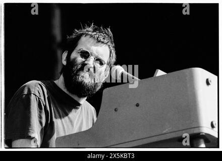 Mr E, CONCERT EELS, READING FESTIVAL 2001 : Mr E (Mark Everett) du groupe de rock américain Eels sur la scène principale au Reading Festival, Reading, Royaume-Uni, le 24 août 2001. Photo : Rob Watkins. INFO : Eels, un groupe de rock alternatif américain formé à Los Angeles, en Californie, en 1995, hypnotisse les auditeurs avec leur son éclectique et leurs paroles introspectives. Dirigée par Mark Oliver Everett, connu sous le nom de E, leur musique transcende les genres, évoquant une émotion brute et un récit profond. Banque D'Images