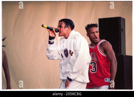 PETER ANDRE, JEUNE, 1996 : a Young Peter Andre at a Red Dragon FM Pop concert mettant en vedette des dizaines de groupes pop à Barry, pays de Galles, Royaume-Uni le 27 mai 1996. Photo : Rob Watkins photo : Rob Watkins. INFO : Peter Andre, né le 27 février 1973 à Harrow, Londres, est un chanteur, auteur-compositeur et personnalité de la télévision anglo-australienne. Devenu célèbre dans les années 90, il a connu du succès dans la musique, la télé-réalité et la philanthropie. Banque D'Images