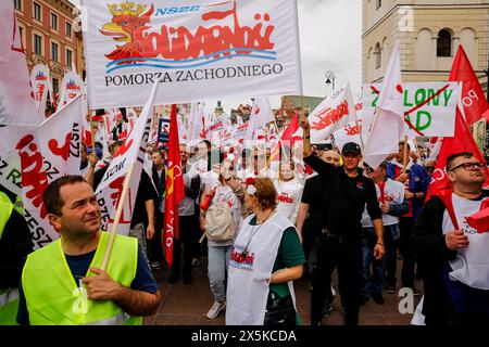 L'organisation de solidarité et les agriculteurs polonais protestent avec des drapeaux polonais et solidaire et des banderoles anti Green Deal sur la rue Przedmiescie de Cracovie près du château royal dans le centre de Varsovie, la capitale de la Pologne, le 10 mai 2024. La manifestation en Pologne s'inscrit dans le cadre de la protestation des agriculteurs européens contre les règlements du Green Deal de l'UE. Les agriculteurs polonais demandent également une modification de l'accord de l'UE avec l'Ukraine concernant l'importation de produits agricoles dans l'UE. La manifestation a rassemblé plus de 100 000 personnes. (Photo Dominika Zarzycka/Sipa USA) Banque D'Images