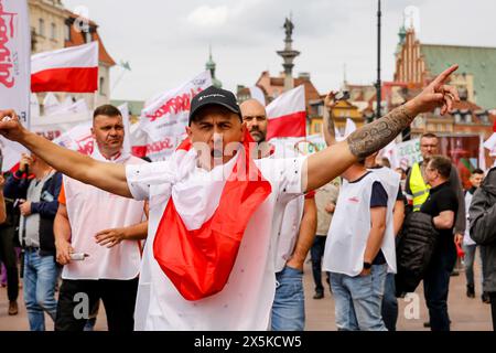 L'organisation de solidarité et les agriculteurs polonais protestent avec des drapeaux polonais et solidaire et des banderoles anti Green Deal sur la rue Przedmiescie de Cracovie près du château royal dans le centre de Varsovie, la capitale de la Pologne, le 10 mai 2024. La manifestation en Pologne s'inscrit dans le cadre de la protestation des agriculteurs européens contre les règlements du Green Deal de l'UE. Les agriculteurs polonais demandent également une modification de l'accord de l'UE avec l'Ukraine concernant l'importation de produits agricoles dans l'UE. La manifestation a rassemblé plus de 100 000 personnes. (Photo Dominika Zarzycka/Sipa USA) Banque D'Images