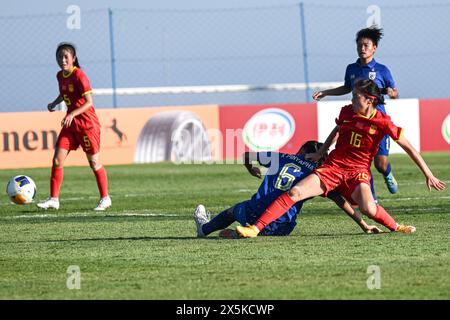 Bali, Indonésie. 10 mai 2024. Zhang Kecan (bas, R) de Chine participe au match du Groupe B de la Coupe d'Asie féminine U17 2024 de l'AFC entre la Thaïlande et la Chine au Bali United Training Center à Bali, Indonésie, le 10 mai 2024. Crédit : Agung Kuncahya B./Xinhua/Alamy Live News Banque D'Images