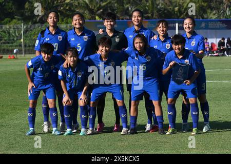 Bali, Indonésie. 10 mai 2024. Les joueuses thaïlandaises débutantes posent pour la photo avant le match du groupe B de la Coupe d'Asie féminine U17 de l'AFC 2024 entre la Thaïlande et la Chine au Bali United Training Center à Bali, Indonésie, le 10 mai 2024. Crédit : Agung Kuncahya B./Xinhua/Alamy Live News Banque D'Images