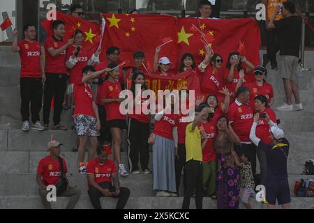 Bali, Indonésie. 10 mai 2024. Les supporters de la Chine célèbrent après le match du Groupe B de la Coupe d'Asie féminine U17 de l'AFC 2024 entre la Thaïlande et la Chine au Bali United Training Center à Bali, Indonésie, le 10 mai 2024. Crédit : Agung Kuncahya B./Xinhua/Alamy Live News Banque D'Images