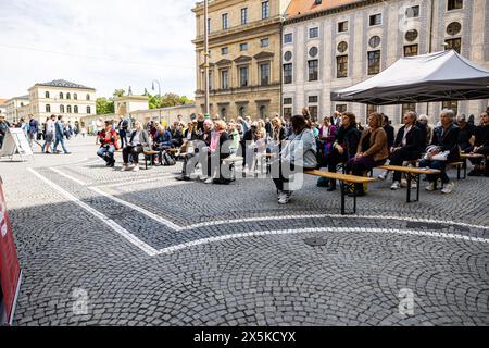 Public à la lecture de livres brûlés par les nazis pendant le livre brûler sous la devise ' LIVRES DU FEU / rappelez-vous, commémorer, réprimander - contre l'oubli, pour la tolérance! ' Le 10 mai 2024 à Munich, Allemagne. (Photo Alexander Pohl/Sipa USA) Banque D'Images