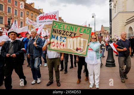 L'organisation de solidarité et les agriculteurs polonais manifestent avec des drapeaux polonais et solidaire et des banderoles anti Green Deal sur la rue Przedmiescie de Cracovie près du château royal dans le centre de Varsovie, la capitale de Polandon le 10 mai 2024. La manifestation en Pologne s'inscrit dans le cadre de la protestation des agriculteurs européens contre les règlements du Green Deal de l'UE. Les agriculteurs polonais demandent également une modification de l'accord de l'UE avec l'Ukraine concernant l'importation de produits agricoles dans l'UE. La manifestation a rassemblé plus de 100 000 personnes. (Photo Dominika Zarzycka/Sipa USA) Banque D'Images