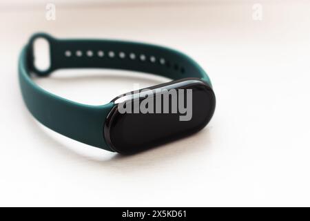 Tracker de fitness avec écran maquette et bracelet vert sur fond blanc. Bracelet de sport avec gabarit. Smartwatch portable. Mode de vie sain. Banque D'Images