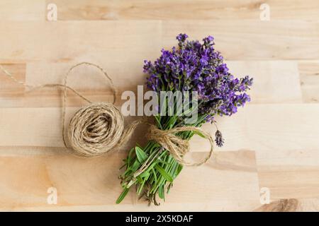 petit bouquet de fleurs de lavande violettes sur fond en bois. Bouquet de fleurs lavandula. Photo vue d'en haut. Banque D'Images